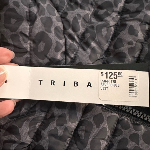 NWT Women’s Tribal Reversible Leopard and Grey Puffer Vest! - Picture 3 of 7